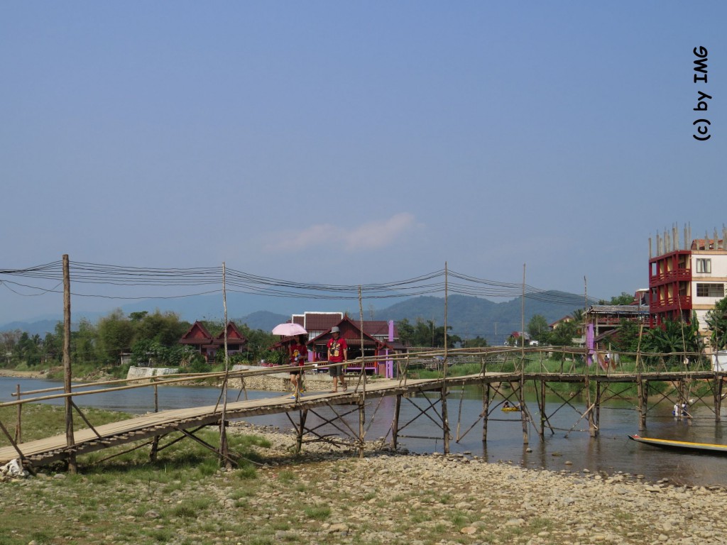 vang vieng-bamboo bridge