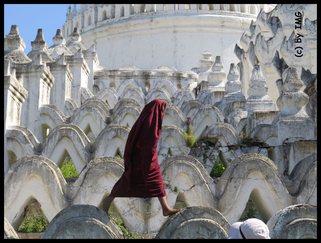 Myanmar Mingun Glocke Mönche Tempel Irrawaddy Bootsfahrt