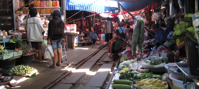 Thailand – Samut Songkhram – Der „Schirme-zurück Markt“